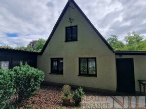 Nabízíme k prodeji prostornou chatu s garáží a dílnou