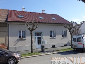 Nabízíme k pronájmu 1 pokoj 12m2 v rodinném domě v klidné lokalitě v Plzni na Slovanech