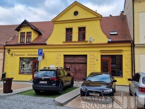 Nabízíme k pronájmu pěkné obchodní prostory 70 m2 v přízemí cihlového domu v Dobřanech